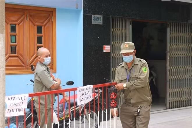 Lực lượng chức năng đang xếp rào chắn phong tỏa con hẻm trên đường Lê Văn Sỹ, Quận 3. Ảnh: TL