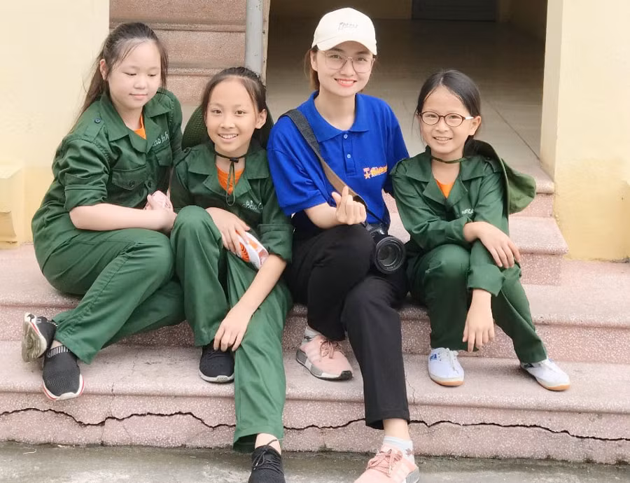 Nhà báo Khánh Linh cùng các em nhỏ tham gia Học kỳ quân đội. Ảnh: NVCC