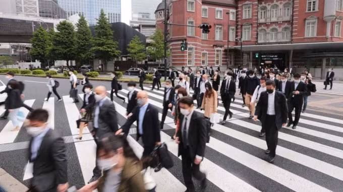 Người đi làm qua lại trên một con phố ở khu thương mại Marunouchi của Tokyo vào ngày 6 tháng 5 sau kỳ nghỉ Tuần lễ vàng kéo dài - Ảnh: Yo Inoue
