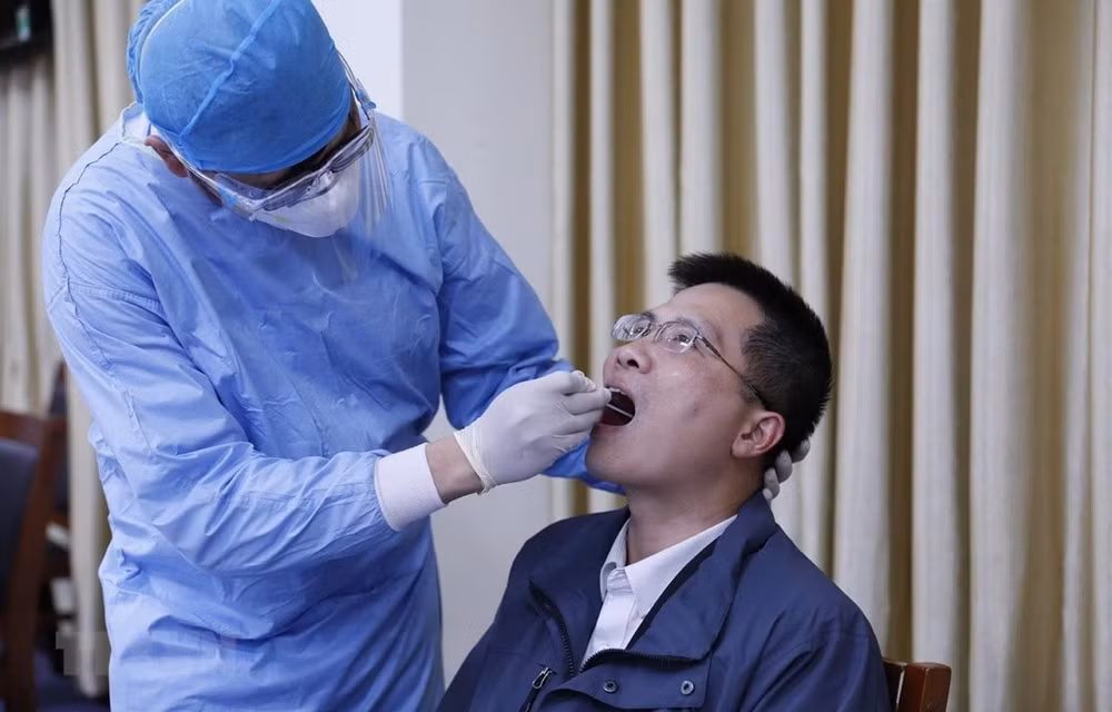 1.800 mẫu xét nghiệm tại Bệnh viện Quân y 105 âm tính với Covid-19. Ảnh: TL