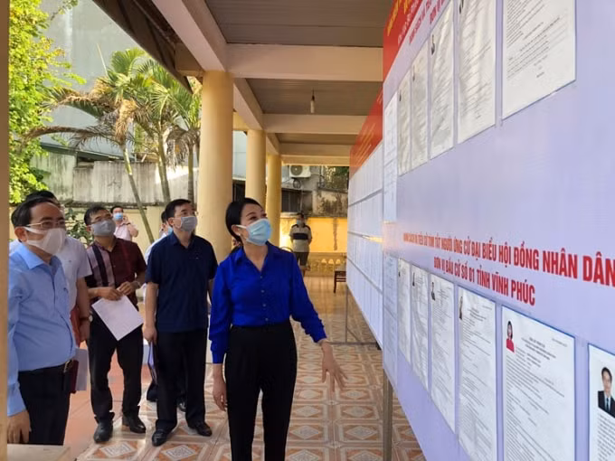 Bí thư Tỉnh ủy, Chủ tịch HĐND tỉnh, Trưởng Đoàn ĐBQH tỉnh Vĩnh Phúc Hoàng Thị Thúy Lan kiểm tra công tác chuẩn bị bầu cử và phòng chống dịch Covid-19 trên địa bàn phường Tích Sơn