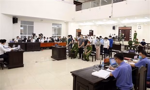 Các bị cáo tại phiên tòa ngày 7/5.