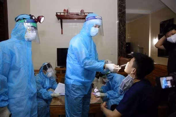 Cán bộ CDC điều tra lấy mẫu