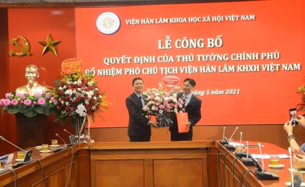 Thừa ủy quyền của Thủ tướng Chính phủ, PGS, TS Bùi Nhật Quang, Chủ tịch Viện Hàn lâm KHXH Việt Nam trao quyết định cho PGS, TS Nguyễn Đức Minh. Ảnh: QĐND