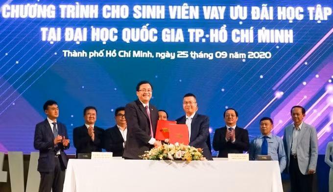 Nhiều năm qua, chương trình cho sinh viên vay vốn ưu đãi học tập tại ĐH Quốc gia TP. HCM là cứu cánh cho nhiều sinh viên nghèo, có hoàn cảnh khó khăn vượt qua, hoàn thành tốt khóa học.
