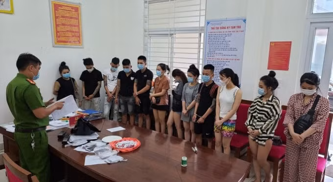 Nhiều đối tượng nam nữ tổ chức tiệc ma túy giữa đại dịch Covid-19. (Ảnh Công an cung cấp)