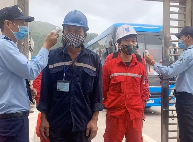 Người lao động được kiểm tra thân nhiệt khi vào làm việc trong các nhà máy điện