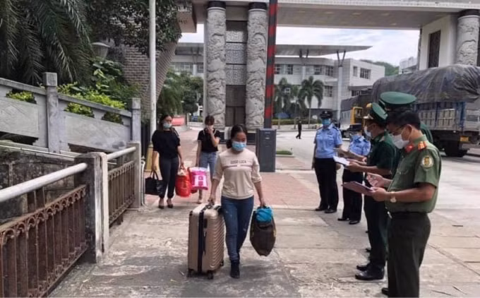 Ba công dân được trao trả.
