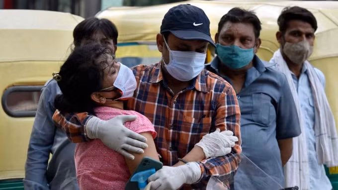 Một phụ nữ suy sụp khi bệnh viện không cho cha cô nhập viện ở New Delhi vào ngày 29/4 - Ảnh: Hindustan Times/Getty Images