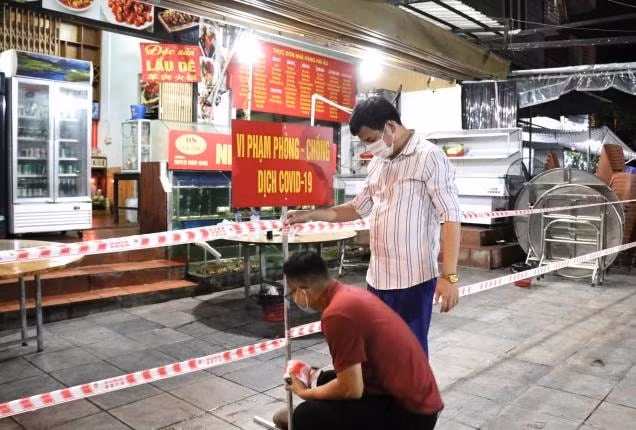 UBND phường Ka Long (Móng cái) gắn biển điểm vi phạm phòng chống dịch Covid - 19. Ảnh: Cổng TTĐT Móng Cái.