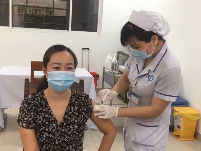 Nhân viên y tế tiêm Vaccine Astra Zeneca sáng 5/5.