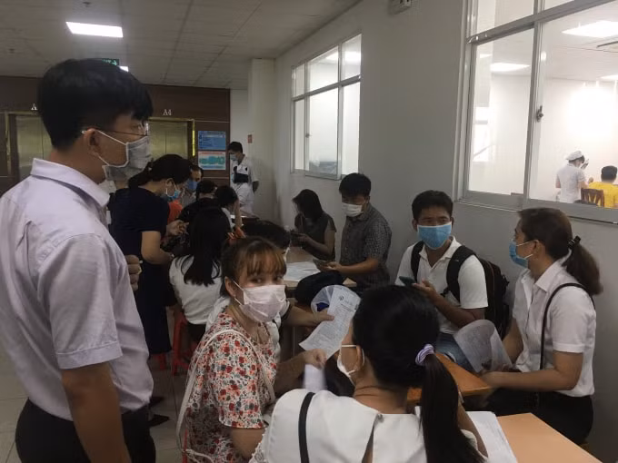 Các nhân viên đơn vị hành chính công, sở ngoại vụ và các đơn vị truyền thông của Đồng Nai làm thủ tục trước khi tiêm.