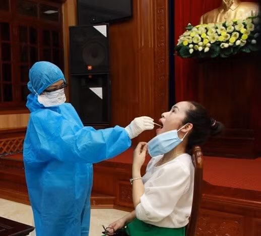 Các phóng viên cơ quan báo chí trên địa bàn tỉnh Hà Nam được lấy mẫu xét nghiệm Covid- 19.