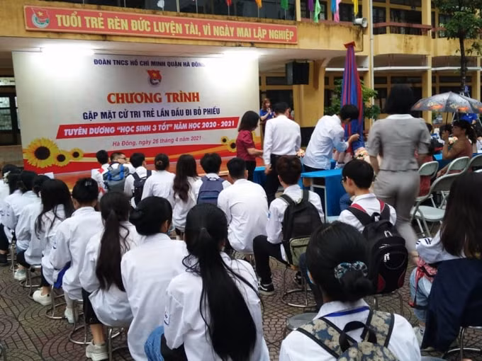 Gặp mặt cử tri trẻ lần đầu đi bỏ phiếu tại quận Hà Đông (Hà Nội). Ảnh: TL