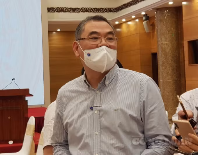 Trung tướng Tô Ân Xô thông tin đến báo chí bên lề họp báo Chính phủ chiều nay (5/5).