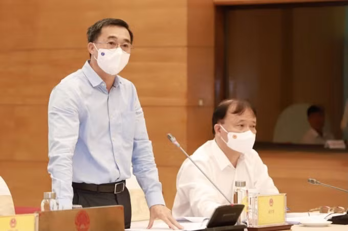 Thứ trưởng Bộ Y tế Trần Văn Thuấn thông tin tại họp báo.