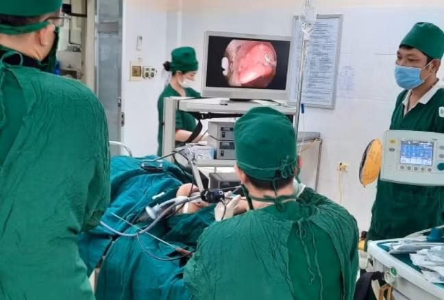 Thực hiện ca phẫu thuật u nang hạ họng - Bệnh viện đa khoa huyện Mỹ Đức.