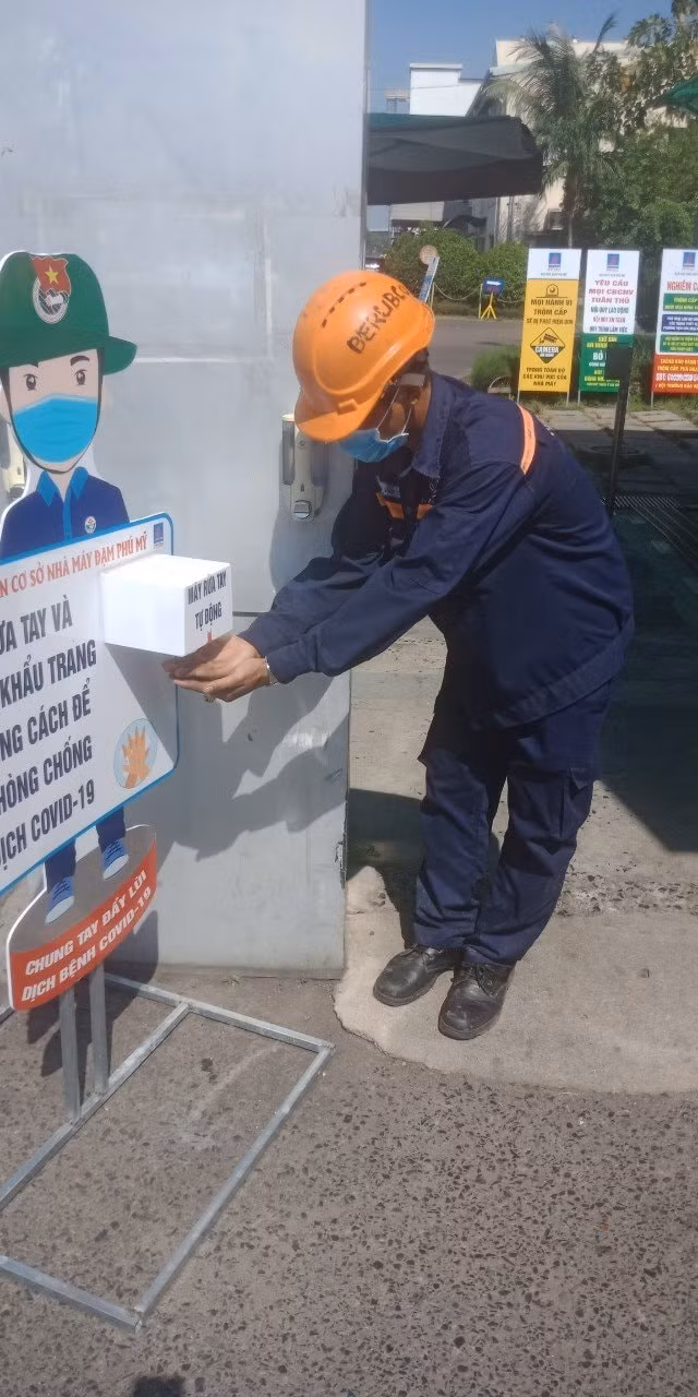 Sử dụng buồng diệt khuẩn và rửa tay diệt khuẩn thường xuyên để phòng chống Covid-19.