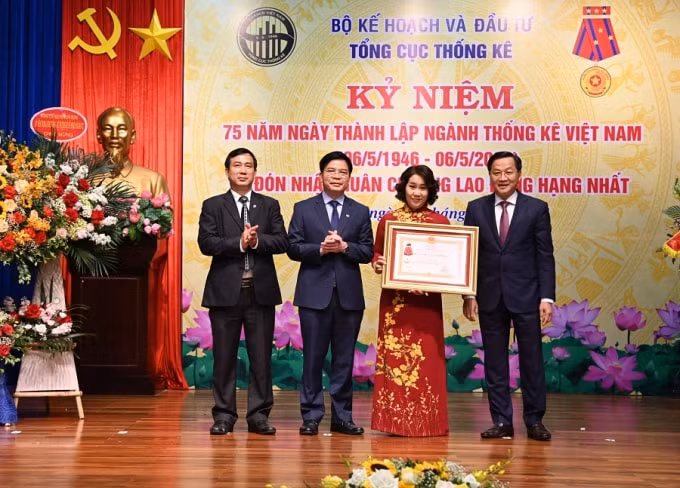 Phó Thủ tướng Lê Minh Khái đã trao Huân chương Lao động hạng Nhất cho Tổng cục Thống kê.