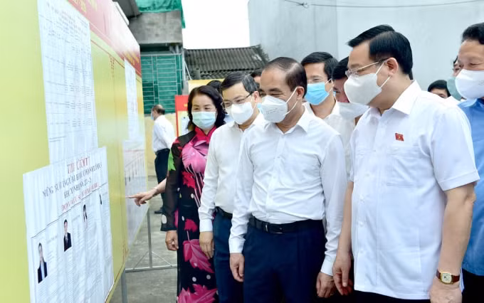 Chủ tịch Quốc hội Vương Đình Huệ kiểm tra danh sách những người ứng cử đại biểu Quốc hội tại đơn vị bầu cử số 2, phường An Tường.