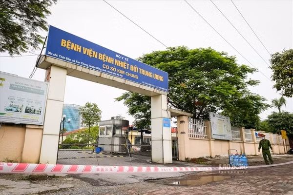 Bệnh viện Bệnh Nhiệt đới Trung ương, ngày 5/5, thông báo dừng tiếp nhận bệnh nhân và xét nghiệm toàn bộ nhân viên bệnh viện