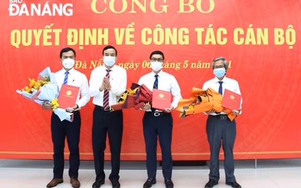 Chủ tịch UBND Thành phố Lê Trung Chinh (thứ 2, từ trái sang) trao quyết định bổ nhiệm Giám đốc và các Phó Giám đốc Sở Xây dựng. Ảnh: Báo Đà Nẵng