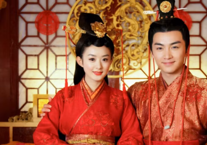 Triệu Lệ Dĩnh và Trần Hiểu - chồng Trần Nghiên Hy hiện tại là cặp đôi trai tài gái sắc 1 thời, Do đó, sau khi Lệ Dĩnh ly hôn Phùng Thiệu Phong, trên mạng xã hội nhiều người kỳ vọng Trần Hiểu sẽ chia tay Nghiên Hy, quay về bên tình cũ.
