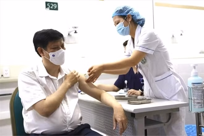Bộ trưởng Bộ Y tế Nguyễn Thanh Long tiêm vắc xin phòng dịch Covid-19 sáng 6/5. Ảnh: TL
