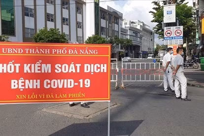 Đà Nẵng phong tỏa khu chợ gần bar New Phương Đông. Ảnh: TL