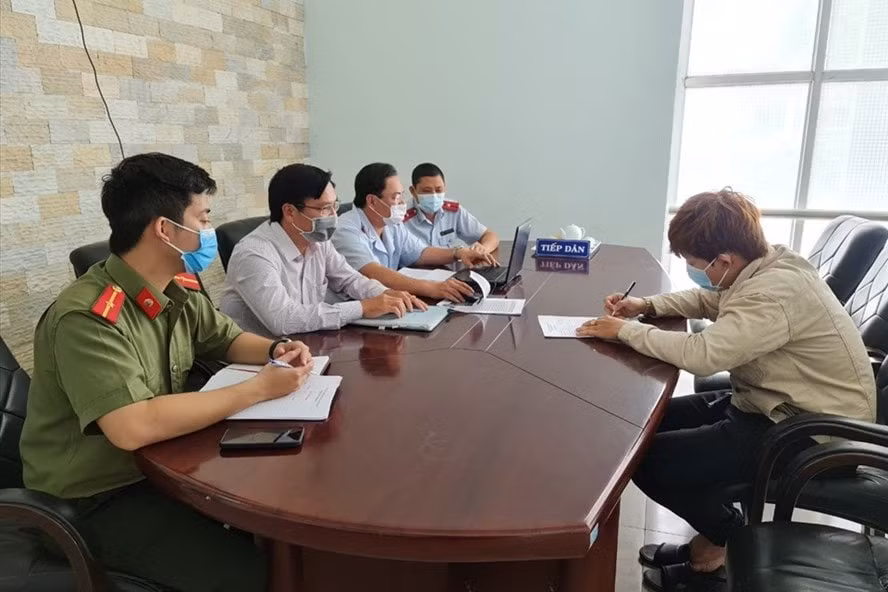 Cơ quan chức năng làm việc với quản trị fanpage Thừa Thiên - Huế vì đăng thông tin sai sự thật. Ảnh: laodong.vn