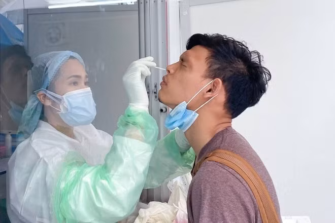 Tiền đạo Supachai Jaided được lấy mẫu xét nghiệm Covid-19. Ảnh: internet