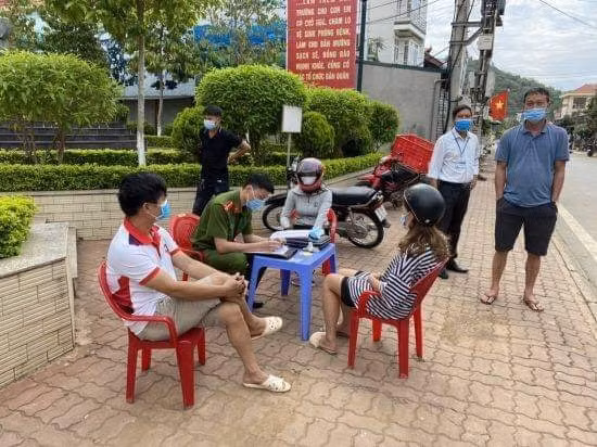 Lực lượng chức năng tiến hành xử phạt người không đeo khẩu trang. (Ảnh: Trang thông tin điện tử Thị trấn Mộc Châu).