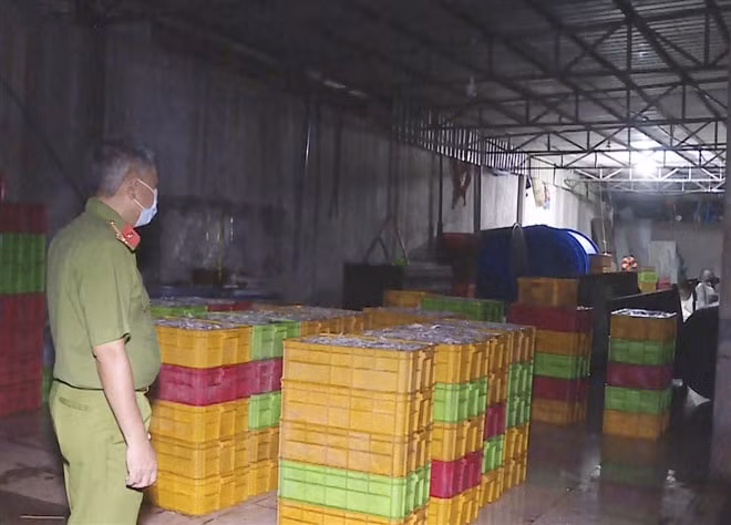Hình ảnh lực lượng công an kiểm tra kho hàng của Công ty Hoàng Vương. Ảnh: Báo Bà Rịa - Vũng Tàu