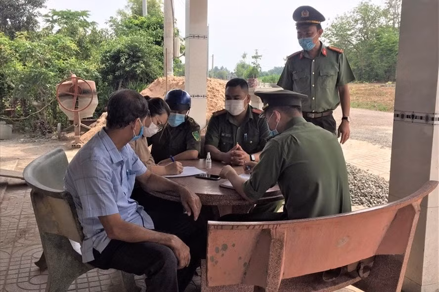 Hình ảnh lực lượng chức năng lập biên bản trường hợp vi phạm quy định cách ly phòng dịch. Ảnh: laodong.vn