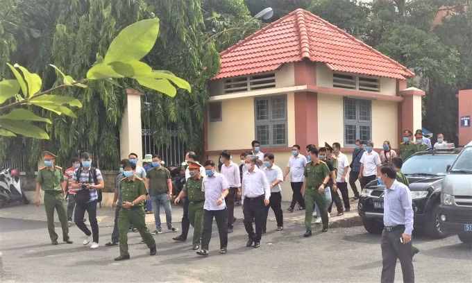 Sau khi thăm hỏi, động viên tinh thần gia đình thân nhân vụ cháy, Phó Bí thư Thành uỷ TP. HCM Nguyễn Hồ Hải và Phó Chủ tịch UBND TP. HCM Ngô Minh Châu xuống hiện trường.
