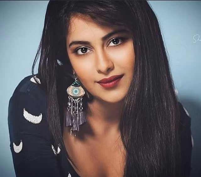 Cô cùng nhiều sao Bollywood khác đang tích cực dùng sức ảnh hưởng của mình để tuyên truyền cho người dân chống dịch và thực hiện cứu trợ.