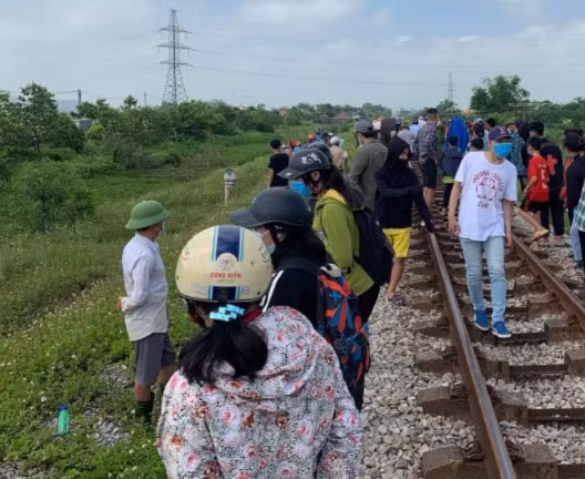 Số đông người dân hiếu kỳ tập trung tại hiện trường. Ảnh: nld.vn