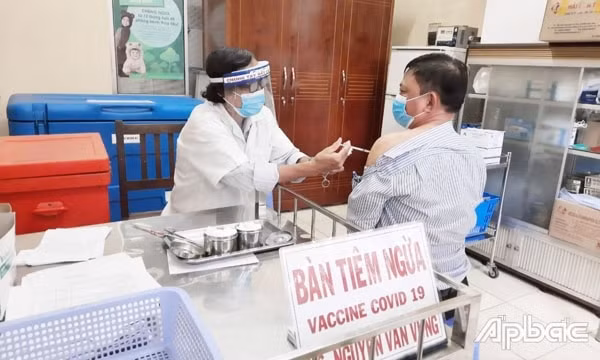 Cán bộ y tế tỉnh Tiền Giang tiêm vắc xin phòng COVID-19 đợt 1 cho nhóm đối tượng ưu tiên. Ảnh: Báo Ấp Bắc