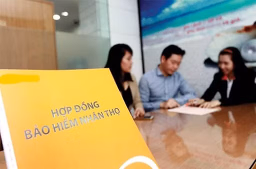 Khi ngân hàng và công ty bảo hiểm “đá đi chuyền lại” quả bóng… nhân sự.
