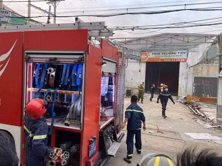 Lực lượng chức năng đã có mặt kịp thời xử lý đám cháy. Ảnh: laodong.vn