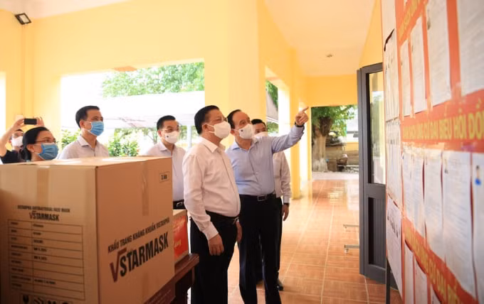 Bí thư Thành ủy Hà Nội kiểm tra công tác chuẩn bị bầu cử và phòng, chống dịch Covid-19 tại khu vực bỏ phiếu số 1, xã Kim Chung, huyện Đông Anh.