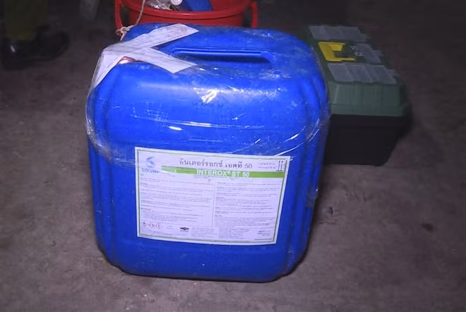 Thùng chứa hóa chất hydrogen peroxide interox ST50 mà Công ty Hoàng Vương dùng để chế biến hải sản. Ảnh: Báo Bà Rịa - Vũng Tàu