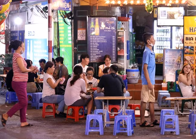 Tụ tập đông người, không đeo khẩu trang tiềm ẩn nguy cơ cao lây nhiễm dịch bệnh trong cộng đồng. Ảnh minh họa