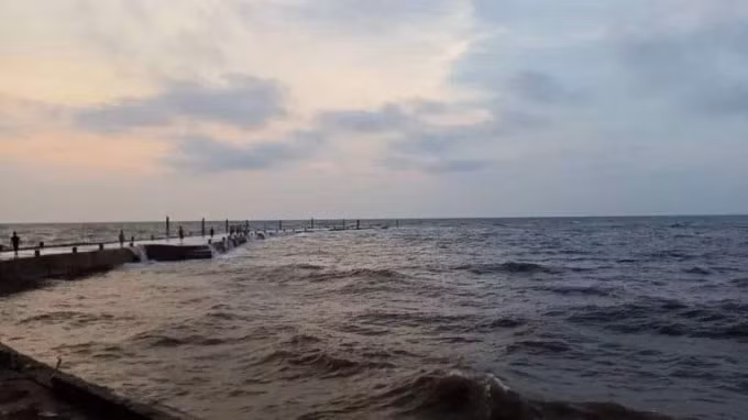 Cầu cảng thuộc bãi Eo (xã Quỳnh Thuận, huyện Quỳnh Lưu, Nghệ An)
