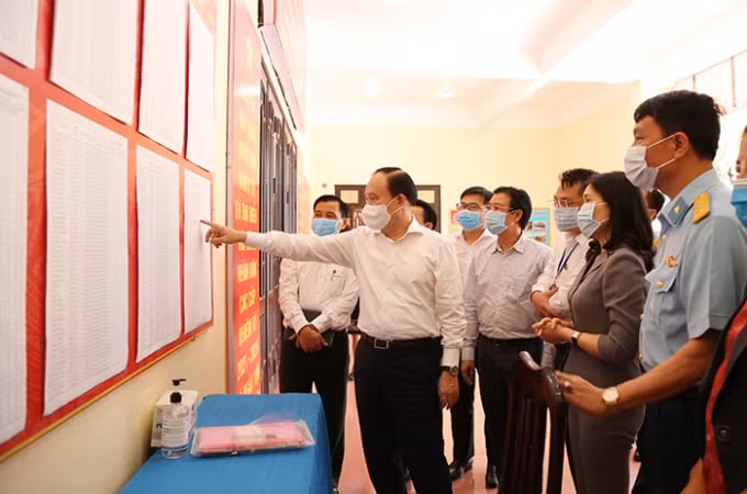 Đoàn kiểm tra của Ủy ban Bầu cử thành phố kiểm tra công tác bầu cử trên địa bàn quận Cầu Giấy.