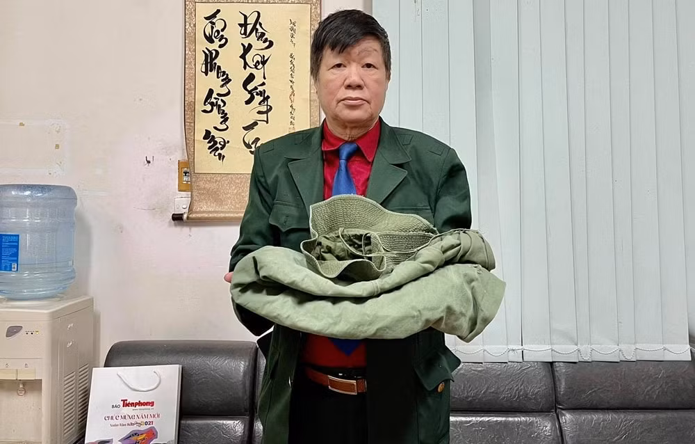 Nhà báo Phạm Yên tặng Bảo tàng Tuổi trẻ Việt Nam 2 kỷ vật (mũ tai bèo và võng dùng trong chuyến đi Trường Sa 1989) và gần 1000 file ảnh trong những năm ông công tác tại Báo Tiền Phong. Ảnh: NVCC