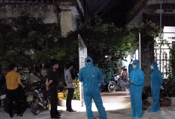 Đêm 3/5, lực lượng chức năng đã họp khẩn để khoanh vùng và truy vết các trường hợp tiếp xúc gần với ca F1 tại đám cưới tại xã Thụy Lôi, huyện Kim Bảng, Tỉnh Hà Nam.