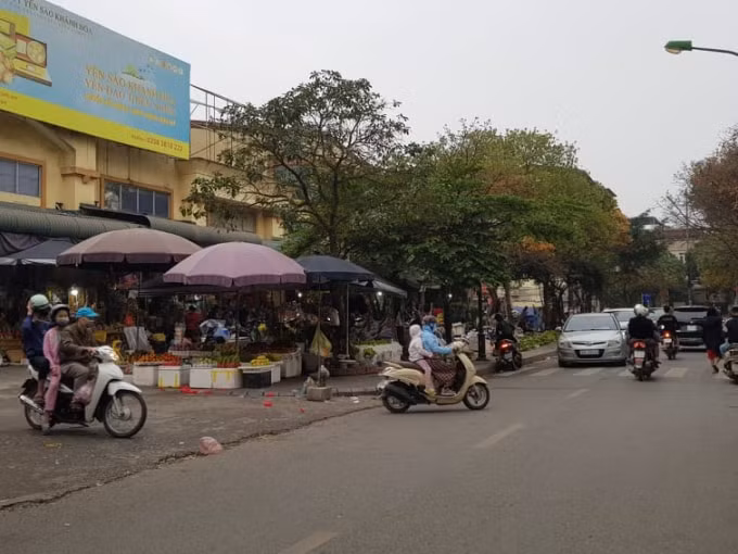Gần như toàn bộ vỉa hè phố Lê Lợi không còn một chỗ trống