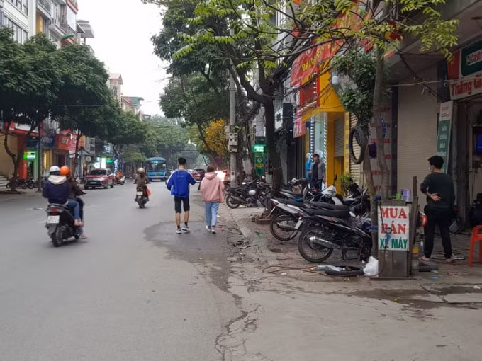 Người đi bộ chỉ biết ngậm ngùi lưu thông dưới lòng đường