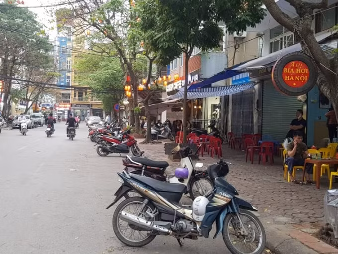 Vỉa hè bị hàng quán chiếm dụng, lòng đường biến thành nơi để xe